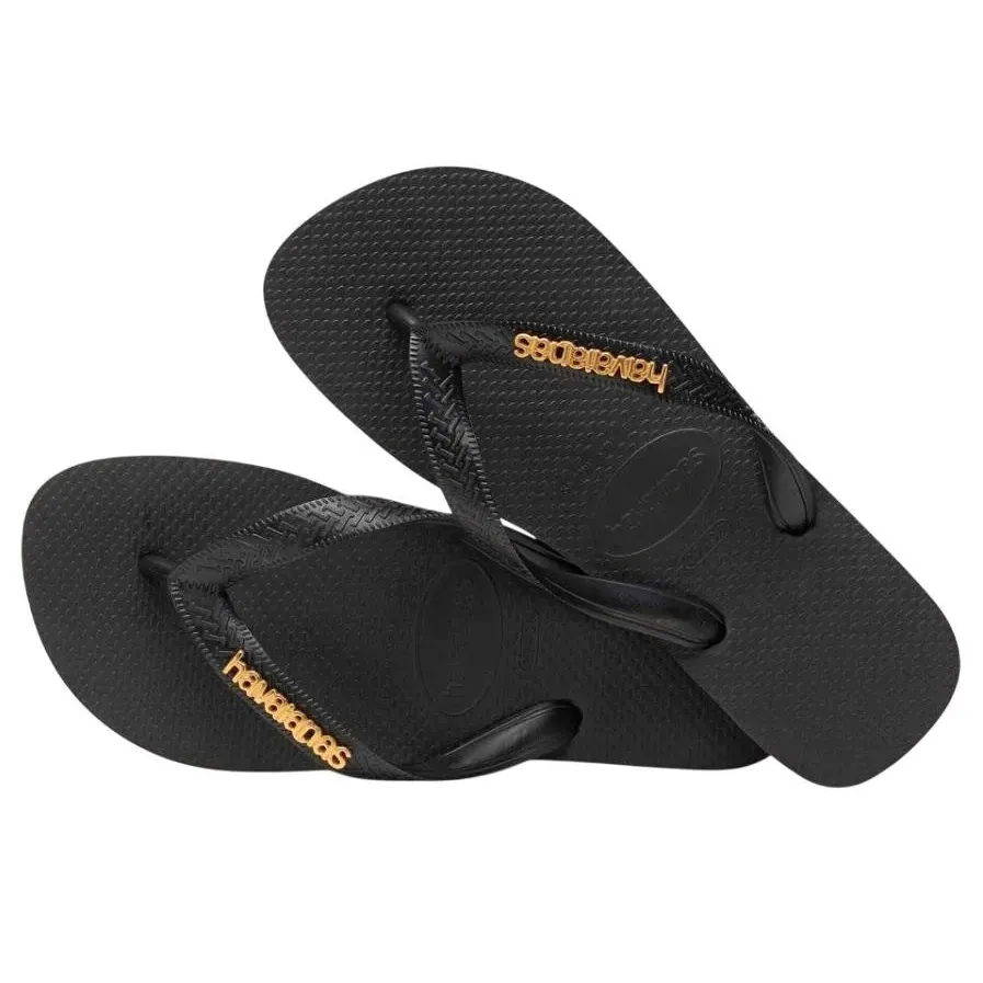 Detalhe do chinelo feminino Havaianas Top Logo Metálico preto destacando tiras largas metalizadas